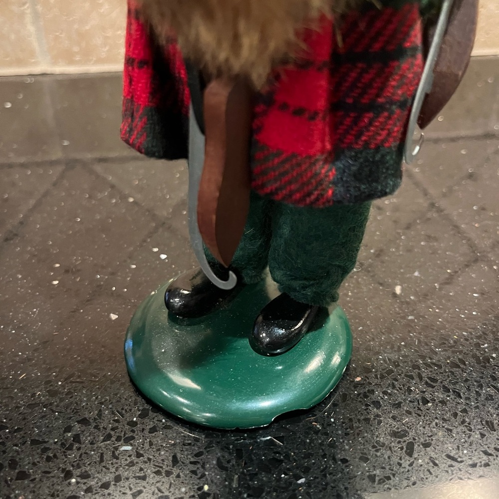 Vintage Buyers Choice girl with muff and ice skates - Picture 8 of 8